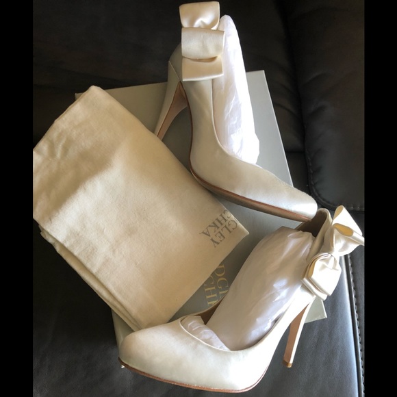 Badgley Mischka Shoes - Badgley Mischka White satin heels with 🎀